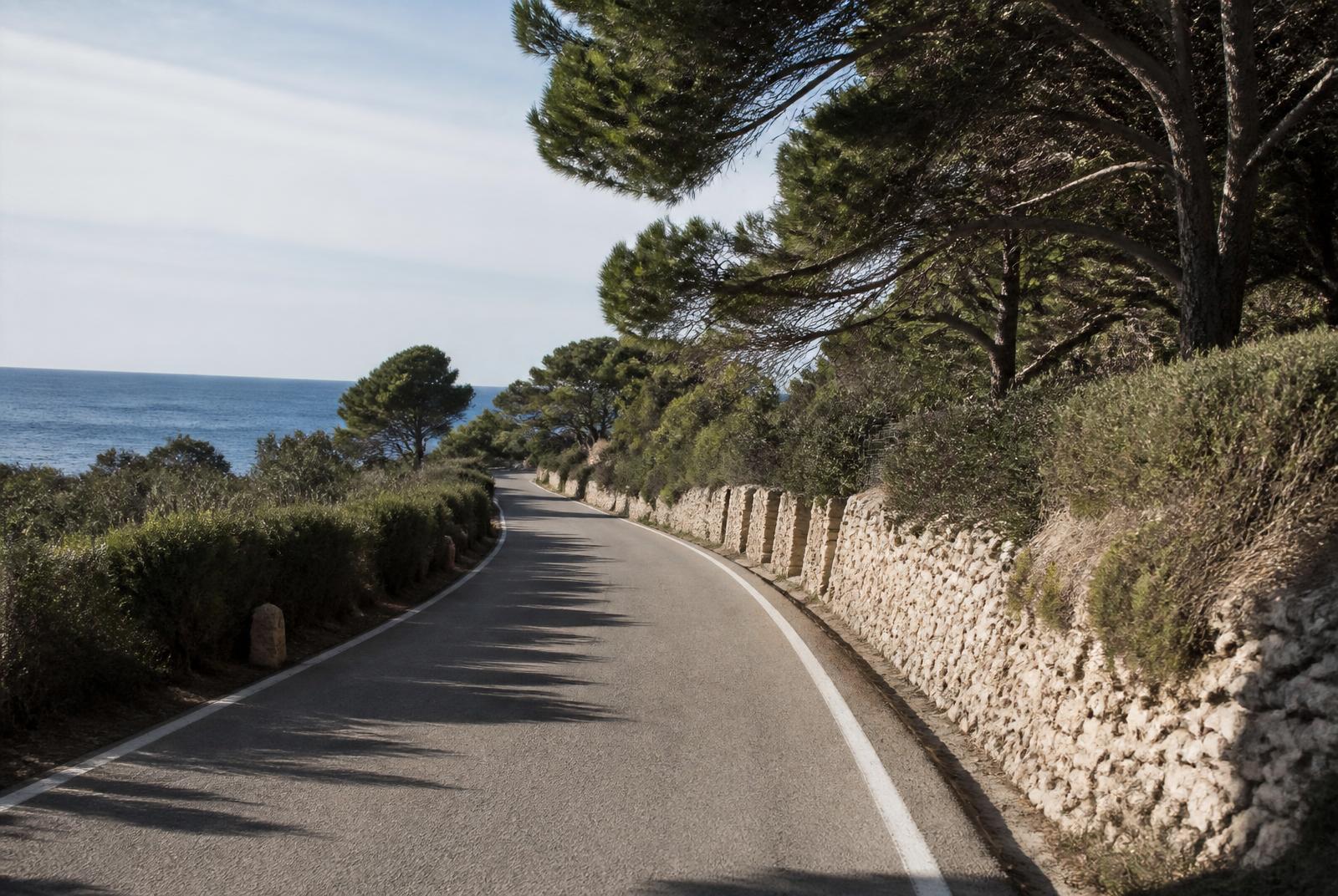 Camí de la Fustera: sendero litoral entre pinos y acantilados con el Peñón de Ifach al fondo