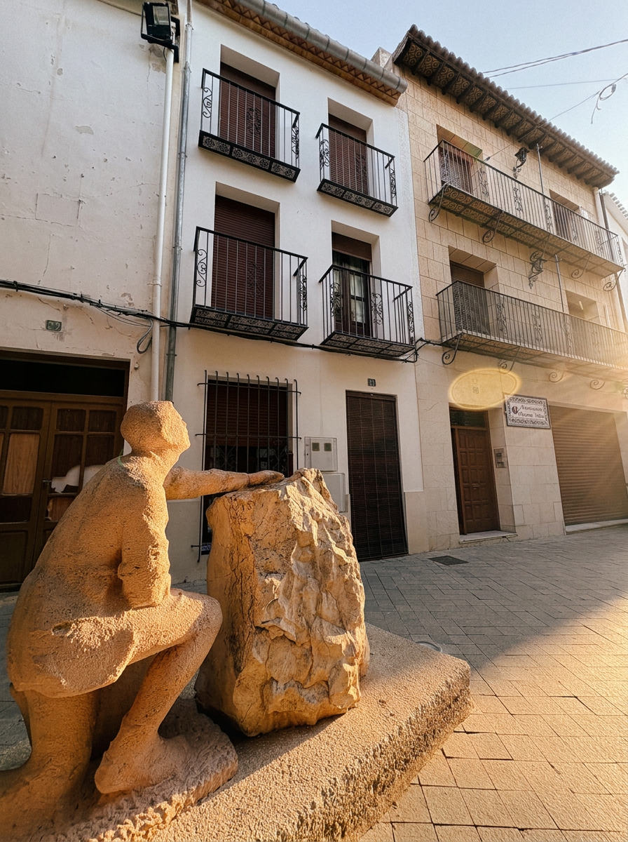 Imagen provisional de una calle del casco antiguo de Benissa mientras se sube la foto definitiva del monumento al riberer en la Plaça del Riberer